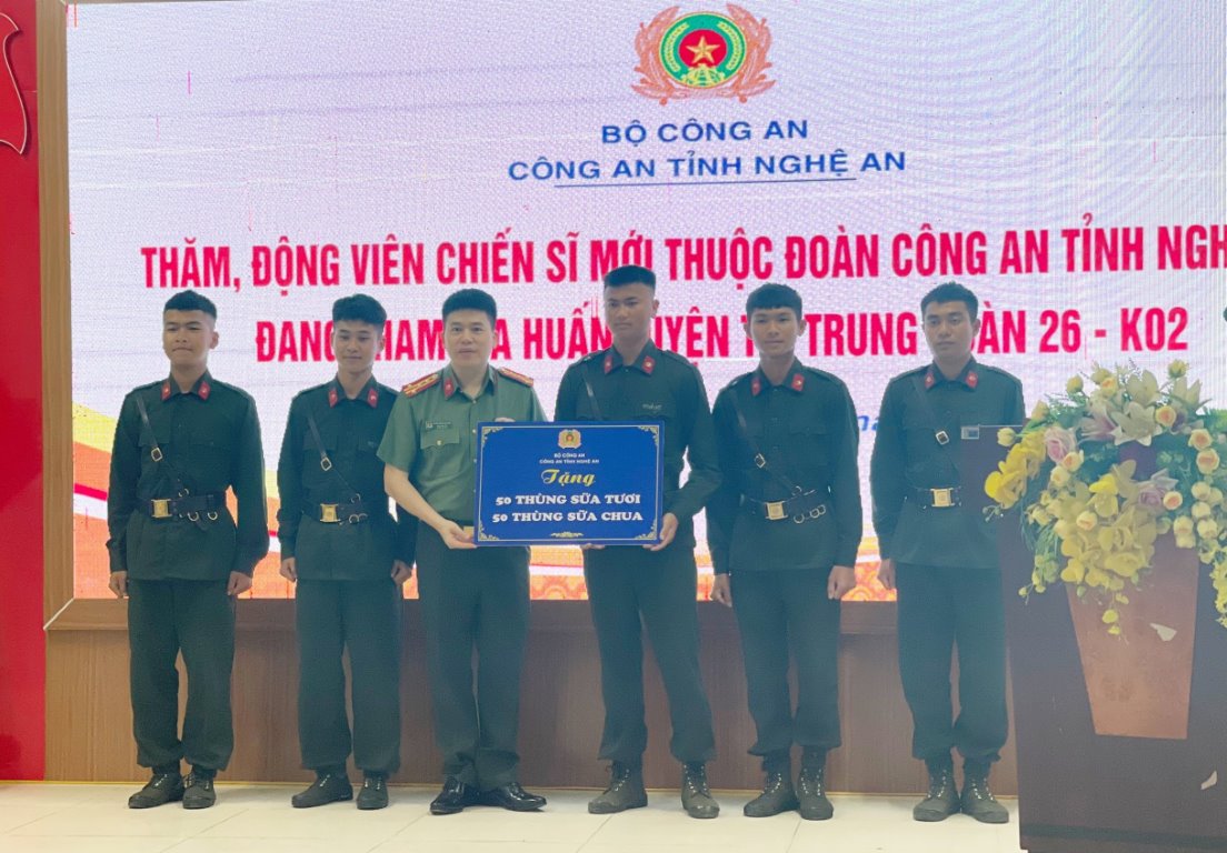 Gặp mặt, động viên chiến sĩ huấn luyện tại Trung đoàn Cảnh sát Cơ động Bắc Trung Bộ