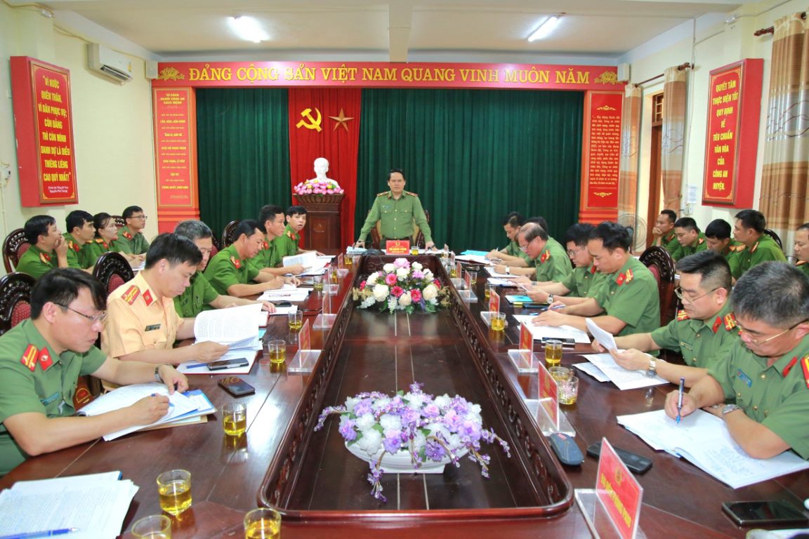 Giám đốc Công an tỉnh làm việc với Công an huyện Hưng Nguyên