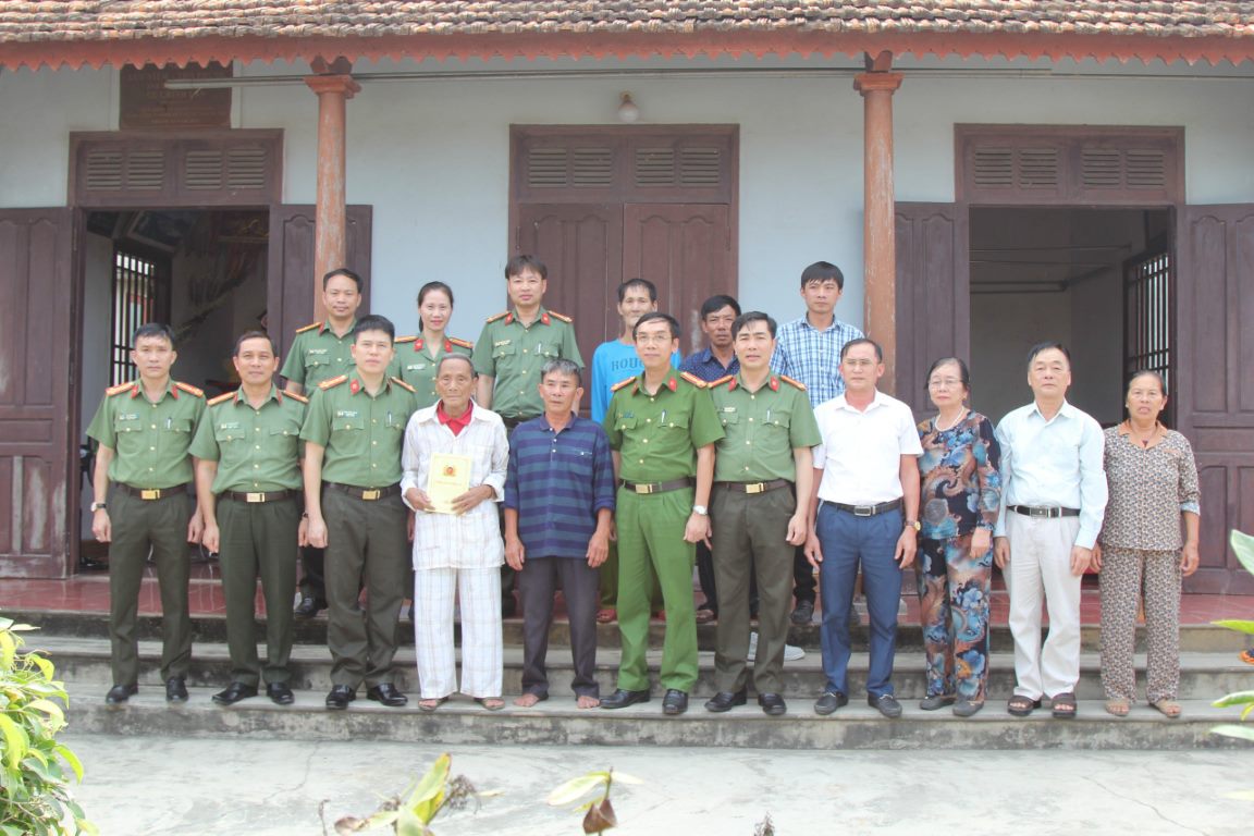 Đồng chí Đại tá Trần Hồng Quang – Phó Giám đốc Công an tỉnh tri ân Anh hùng liệt sĩ Cù Chính Lan và tặng quà thân nhân (xã Quỳnh Đôi, huyện Quỳnh Lưu)