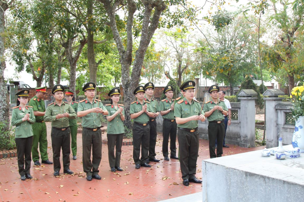 Công an Nghệ An tri ân các anh hùng liệt sĩ