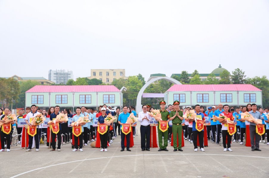 Ban tổ chức tặng cờ lưu niệm cho các đội tham gia  