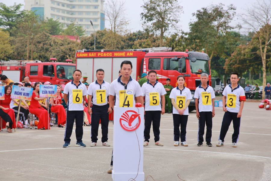 Các đội sôi nổi tham gia phần thi lý thuyết.