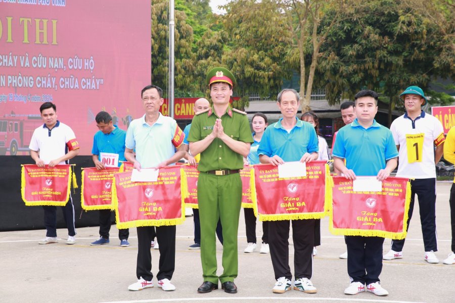 Trao thường các đội đạt giải
