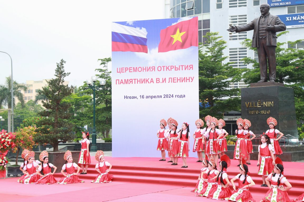 Văn nghệ chào mừng