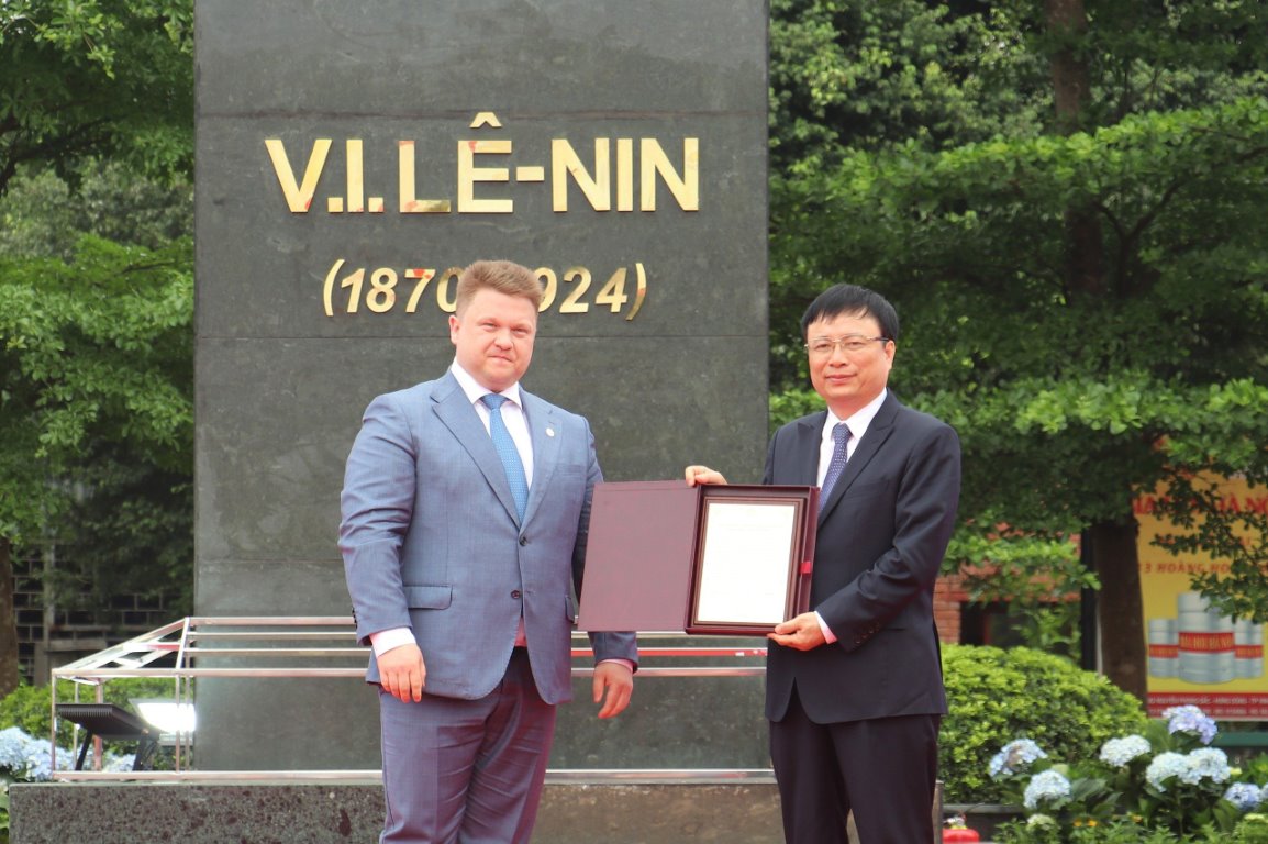 Ông Kabanov Oleg Vladimirovich  - Phó Chủ tịch Chính phủ tỉnh Ulyanovsk – Đại diện toàn quyền của Thống đốc tỉnh Ulyanovsk trong Chính phủ Liên bang Nga trao văn bản trao tặng tượng đài cho đồng chí Bùi Đình Long - Phó Chủ tịch UBND tỉnh Nghệ An.