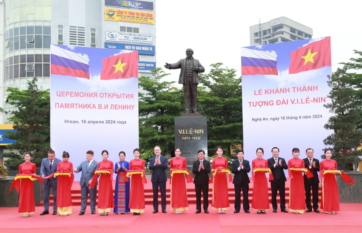 Các đại biểu cắt băng khánh thành
