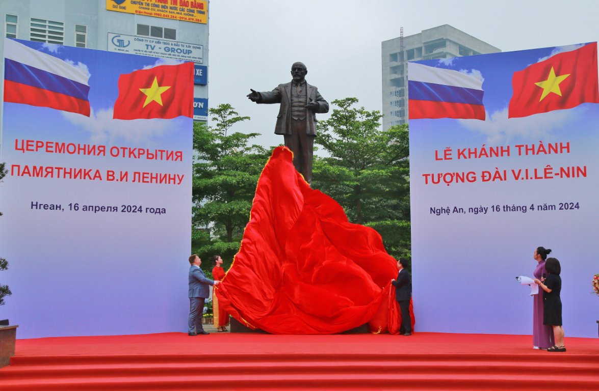 Đồng chí Bùi Đình Long - Phó Chủ tịch UBND tỉnh Nghệ An và ông Kabanov Oleg Vladimirovich  - Phó Chủ tịch Chính phủ tỉnh Ulyanovsk – Đại diện toàn quyền của Thống đốc tỉnh Ulyanovsk trong Chính phủ Liên bang Nga thực hiện nghi thức kéo vải phủ tượng đài