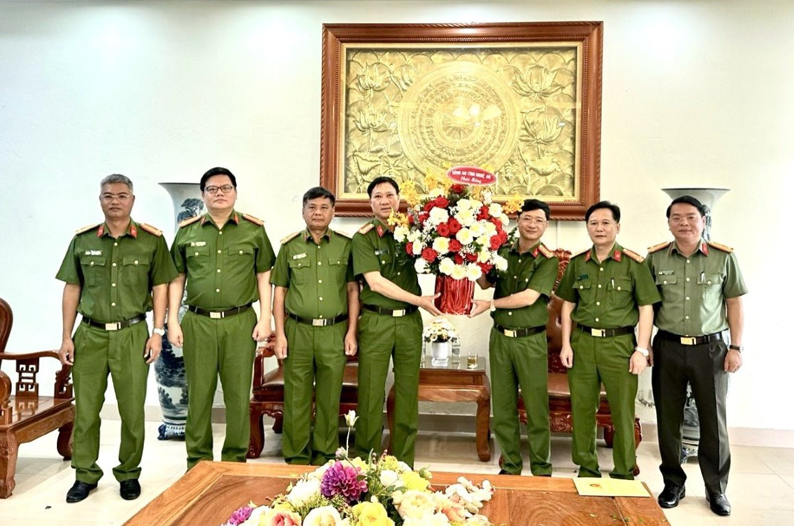 Lãnh đạo Công an tỉnh chúc mừng lực lượng Cảnh sát cơ động nhân Ngày truyền thống