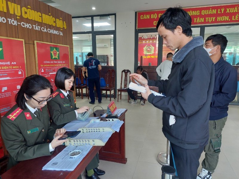 Người dân làm căn cước công dân tại bộ phận một cửa Công an Nghệ An 