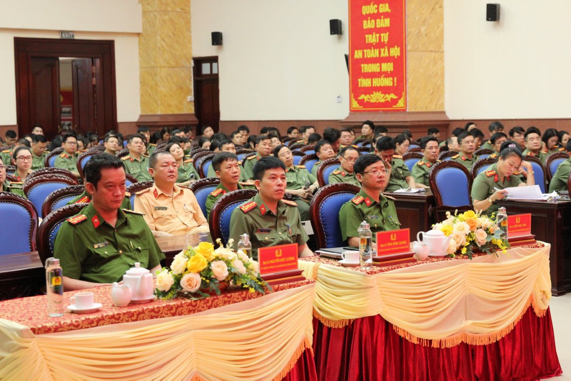 Các đồng chí trong Ban Thường vụ Đảng ủy, Lãnh đạo Công an tỉnh dự Hội nghị