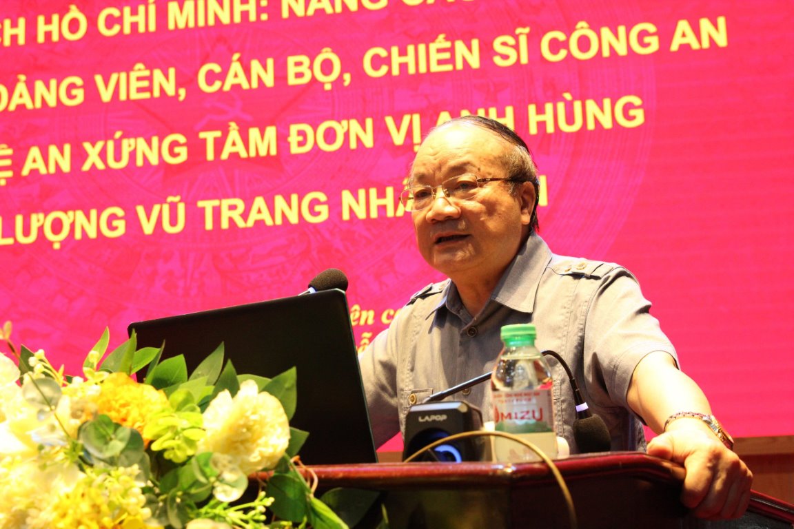 Đồng chí giảng viên cao cấp, Phó Giáo sư, Tiến sĩ Nguyễn Toàn Thắng, nguyên Viện trưởng Viện Văn hóa và phát triển, Học viện Chính trị quốc gia Hồ Chí Minh trao đổi các nội dung của chuyên đề