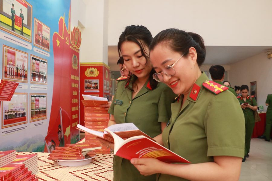 Triển lãm sách và phát động phong trào đọc sách trong Công an tỉnh Nghệ An