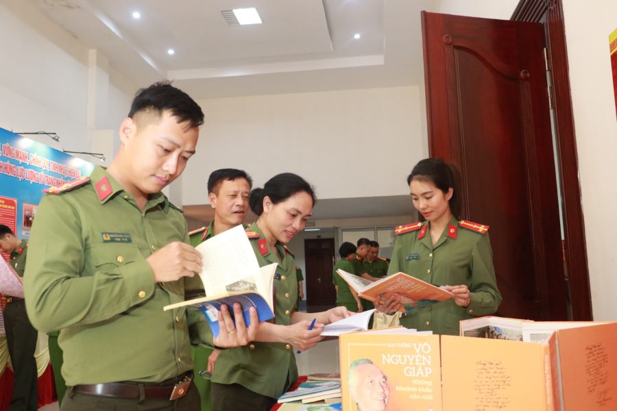 Tại triển lãm