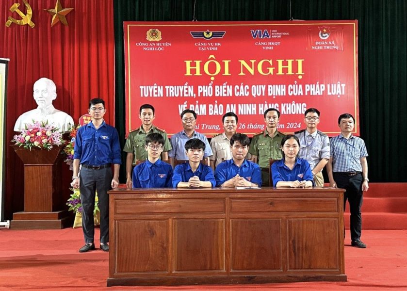 Đại diện thanh thiếu niên trên địa bàn xã Nghi Trung ký cam kết chấp hành các quy định về đảm bảo an ninh hàng không