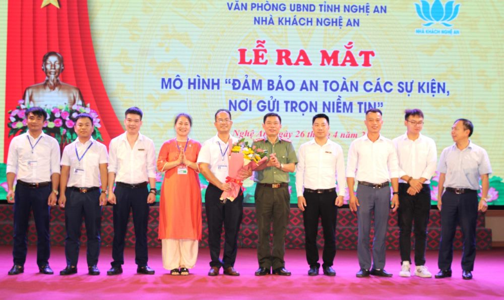 Đại diện lãnh đạo Phòng An ninh chính trị nội bộ Công an tỉnh và đại diện Văn phòng UBND tỉnh tặng hoa cho 06 Tổ tự quản trong mô hình. 
