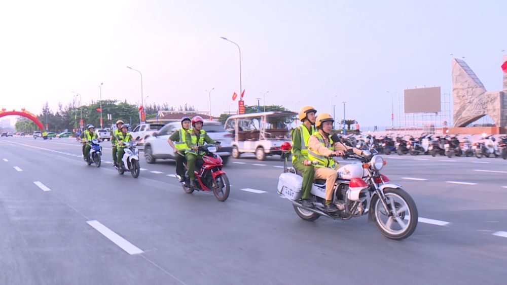 Lực lượng Công an tuần tra, kiểm soát nhằm đảm bảo an ninh trật tự tại biển Cửa Lò, một trong những địa điểm thu hút đông đảo khách du lịch khắp cả nước.