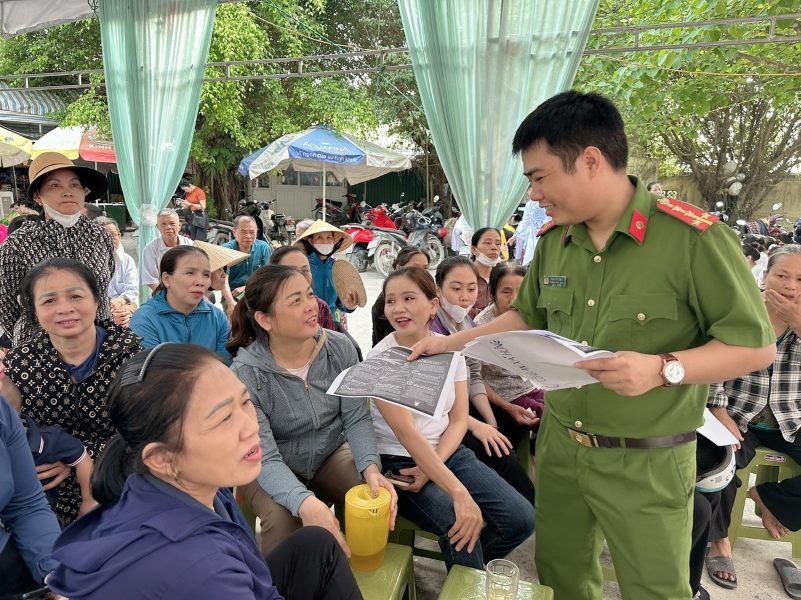 Cán bộ Công an Nghệ An tuyên truyền Luật Căn cước tại các sự kiện tập trung đông người 