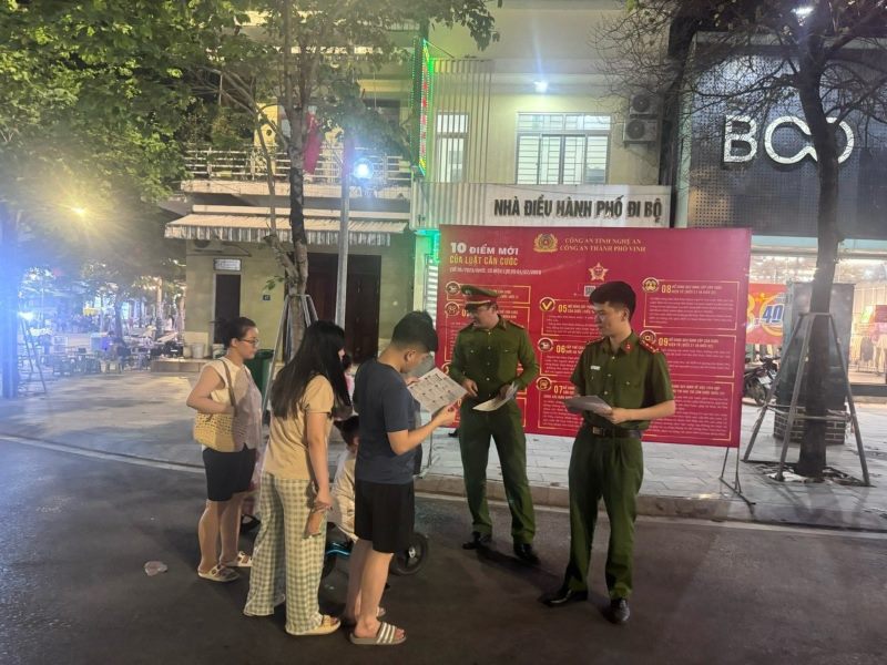Tuyên truyền Luật Căn cước tại Phố đi bộ thành phố Vinh