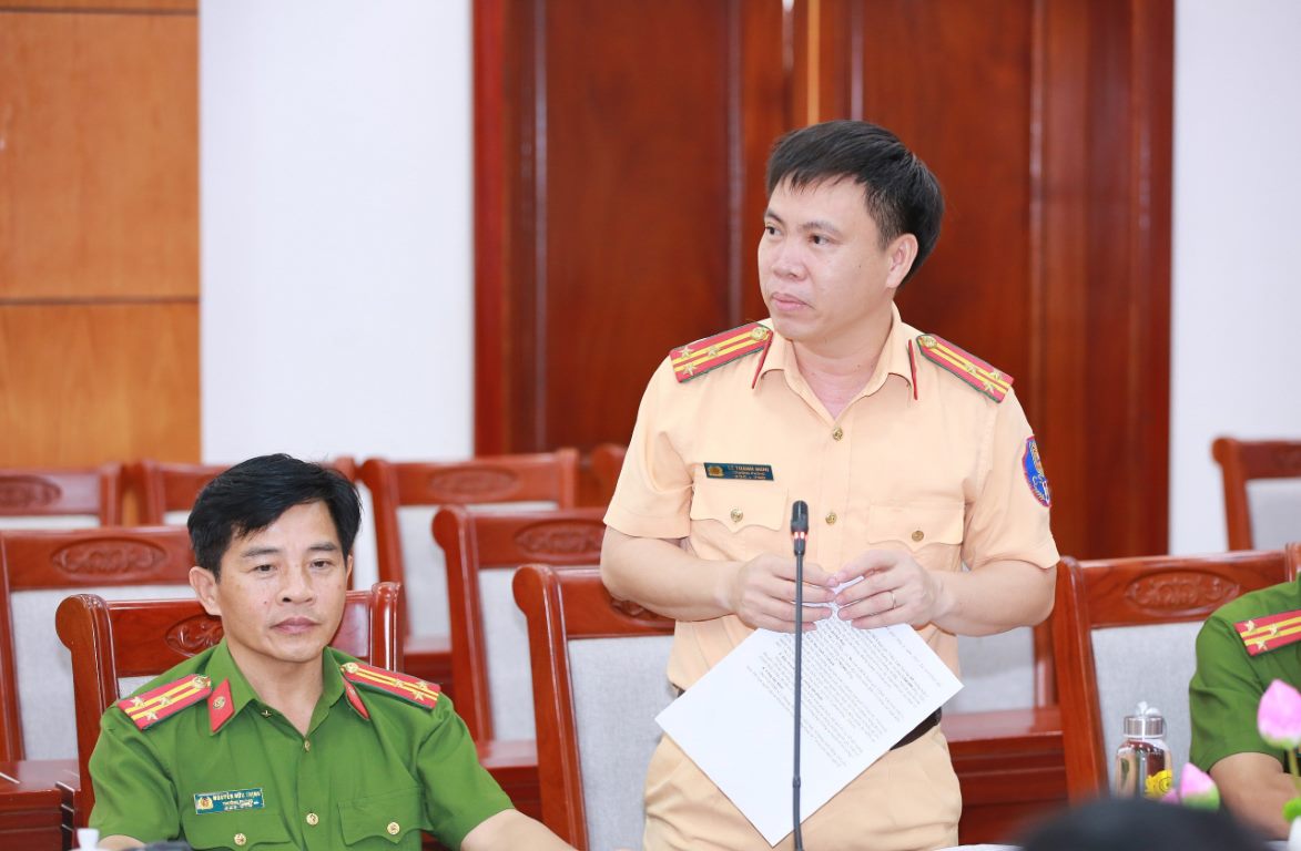 Đại diện lãnh đạo các phòng chức năng phát biểu