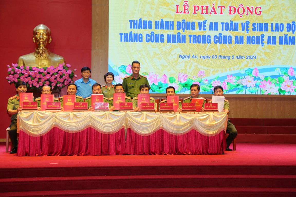 Các Cụm thi đua ký giao ước thi đua thực hiện công tác ATVSLĐ và các hoạt động trong Tháng Công nhân trong Công an Nghệ An năm 2024
