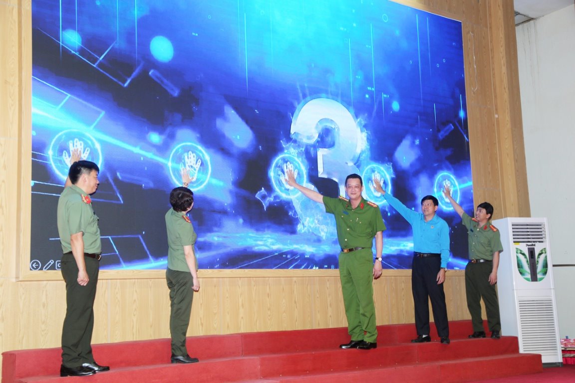 Các đại biểu bấm nút Phát động Tháng hành động về ATVSLĐ, Tháng Công nhân năm 2024