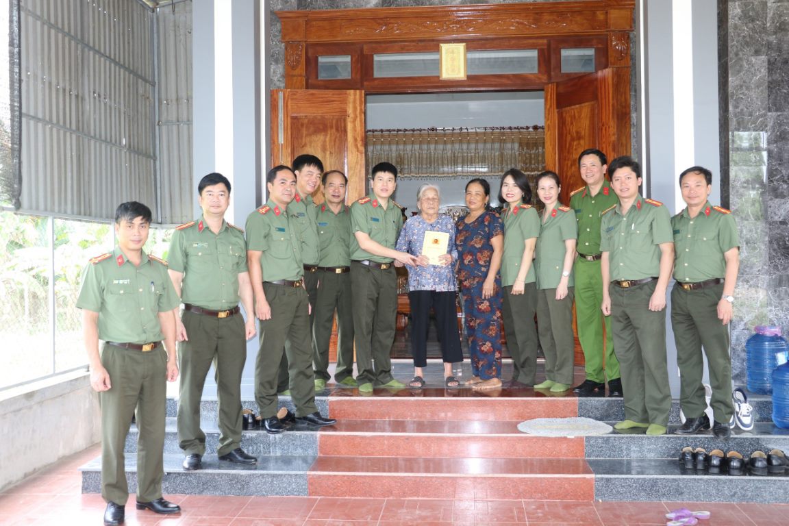 Thăm, tặng quà Bà mẹ Việt Nam anh hùng Hoàng Thị Hy tại xã Cảnh Hóa, huyện Quảng Trạch