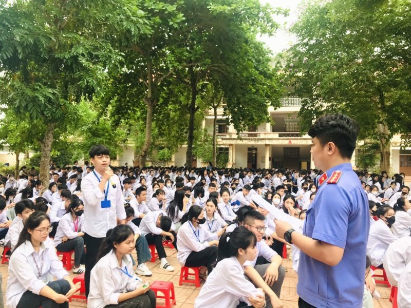 Học sinh giao lưu trả lời câu hỏi kiến thức về tìm hiểu pháp luật.