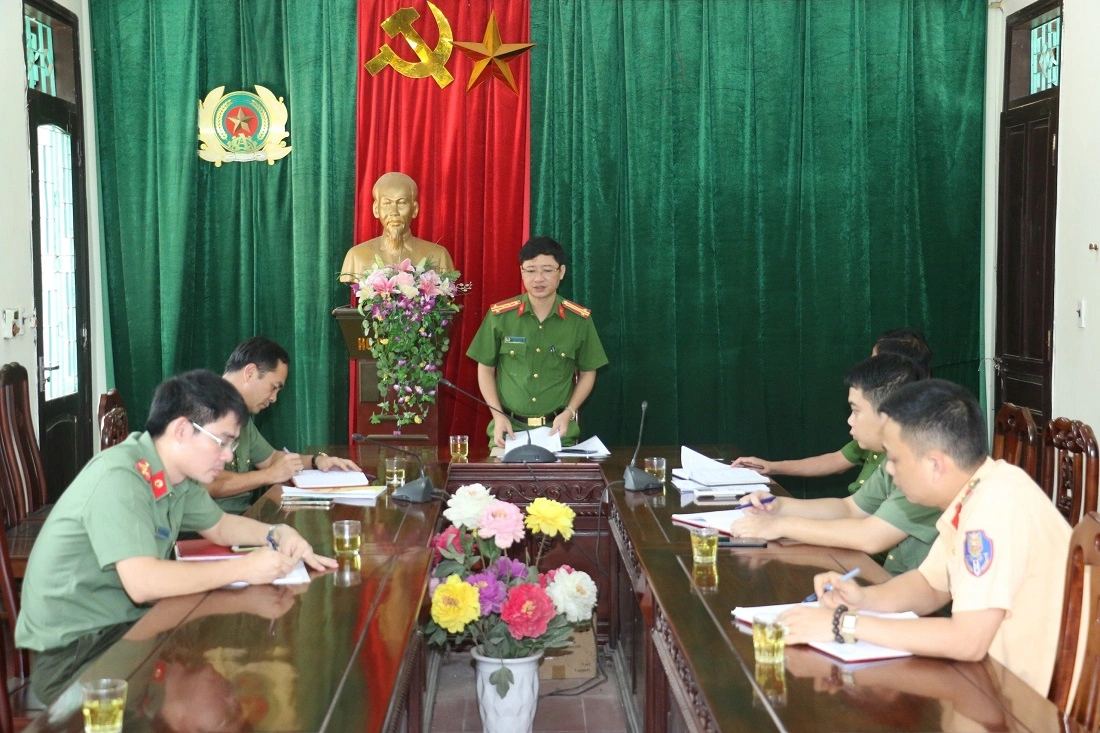 Đồng chí Đại tá Trần Ngọc Tuấn - Phó Giám đốc Công an tỉnh làm việc với Công an huyện Quỳ Châu về tăng cường xử lý các hành vi vi phạm về nồng độ cồn, xe chạy quá tốc độ...