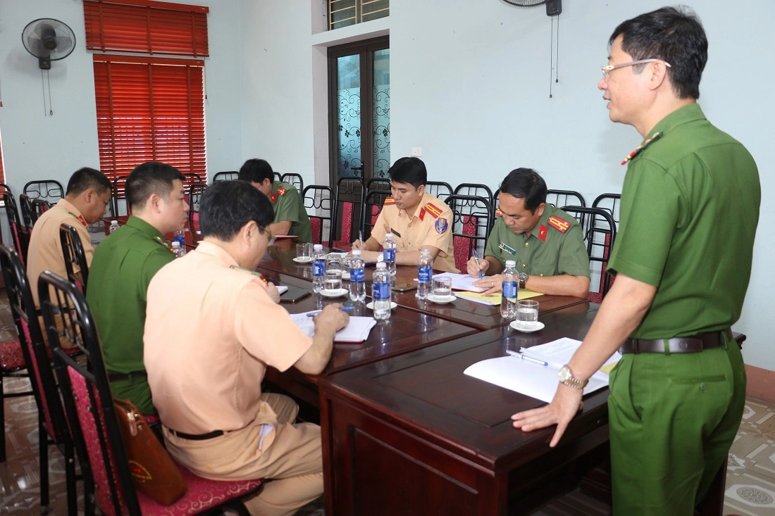 Đồng chí Đại tá Trần Ngọc Tuấn - Phó Giám đốc Công an tỉnh làm việc với Trạm Cảnh sát giao thông Diễn Châu và Công an huyện Diễn Châu