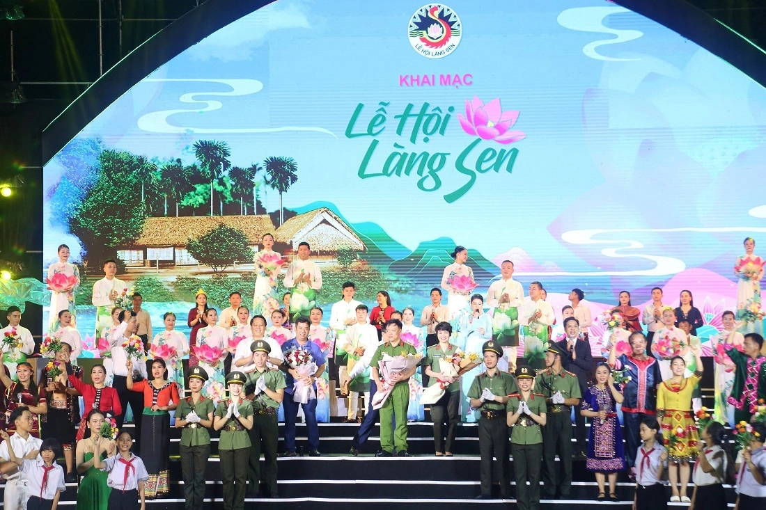 Thiếu tướng Bùi Quang Thanh - Ủy viên Ban Thường vụ Tỉnh ủy, Giám đốc Công an tỉnh và đồng chí Bùi Đình Long - Ủy viên Ban Chấp hành Đảng bộ tỉnh, Phó Chủ tịch UBND tỉnh, Trưởng ban Tổ chức Lễ hội Làng Sen năm 2024 tặng hoa đến các nghệ sĩ