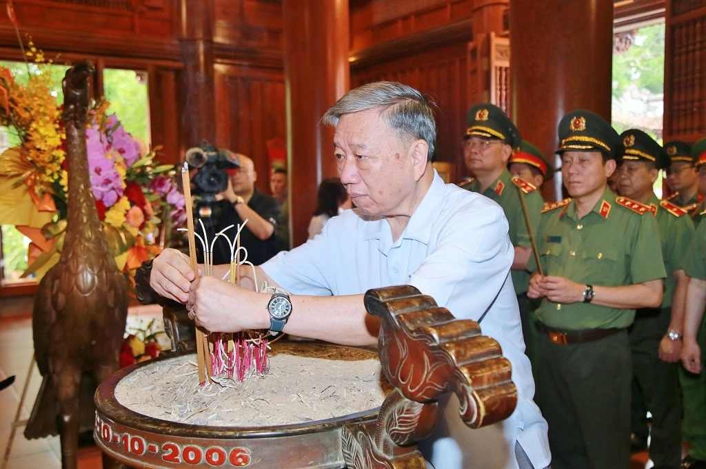 Đồng chí Đại tướng Tô Lâm - Ủy viên Bộ Chính trị, Bí thư Đảng ủy Công an Trung ương, Bộ trưởng Bộ Công an dâng lễ, dâng hoa, dâng hương tưởng niệm Chủ tịch Hồ Chí Minh	Đồng chí Thượng tướng Lương Tam Quang - Ủy viên Ban Chấp hành Trung ương Đảng, Thứ trưởng Bộ Công an dâng hương tưởng niệm Chủ tịch Hồ Chí Minh