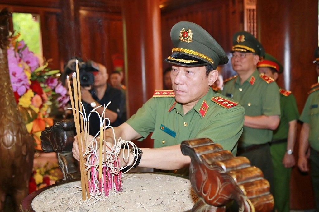 Đồng chí Thượng tướng Lương Tam Quang - Ủy viên Ban Chấp hành Trung ương Đảng, Thứ trưởng Bộ Công an dâng hương tưởng niệm