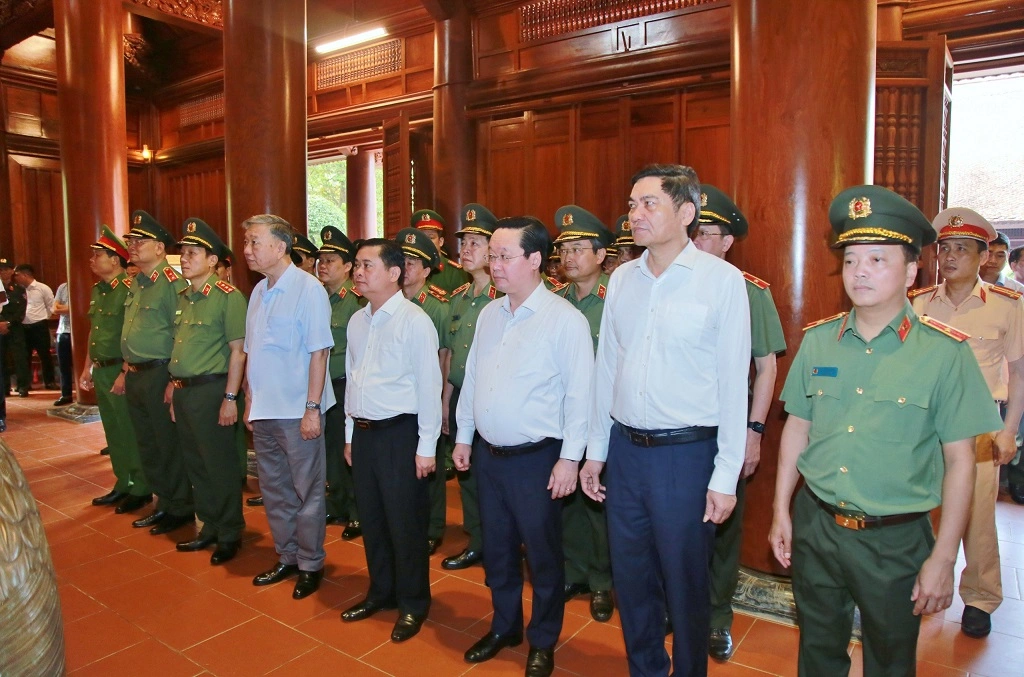 Đoàn đại biểu tưởng nhớ công lao trời biển của Chủ tịch Hồ Chí Minh
