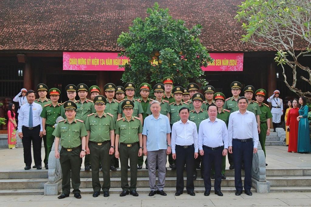 Đoàn đại biểu chụp ảnh lưu niệm tại Khu di tích lịch sử Quốc gia đặc biệt Kim Liên