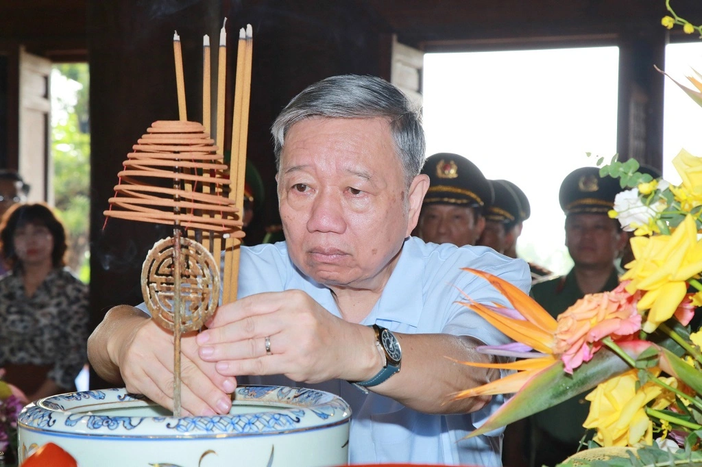 ​Đồng chí Đại tướng Tô Lâm - Ủy viên Bộ Chính trị, Bí thư Đảng ủy Công an Trung ương, Bộ trưởng Bộ Công an dâng hương tại Đền Chung Sơn