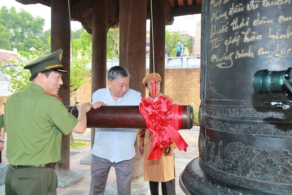 Đồng chí Đại tướng Tô Lâm, Ủy viên Bộ Chính trị, Bí thư Đảng uỷ Công an Trung ương, Bộ trưởng Bộ Công an và đồng chí Thượng tướng Lương Tam Quang, Ủy viên Ban Chấp hành Trung ương Đảng, Thứ trưởng Bộ Công an thỉnh chuông tại Đền Chung Sơn 