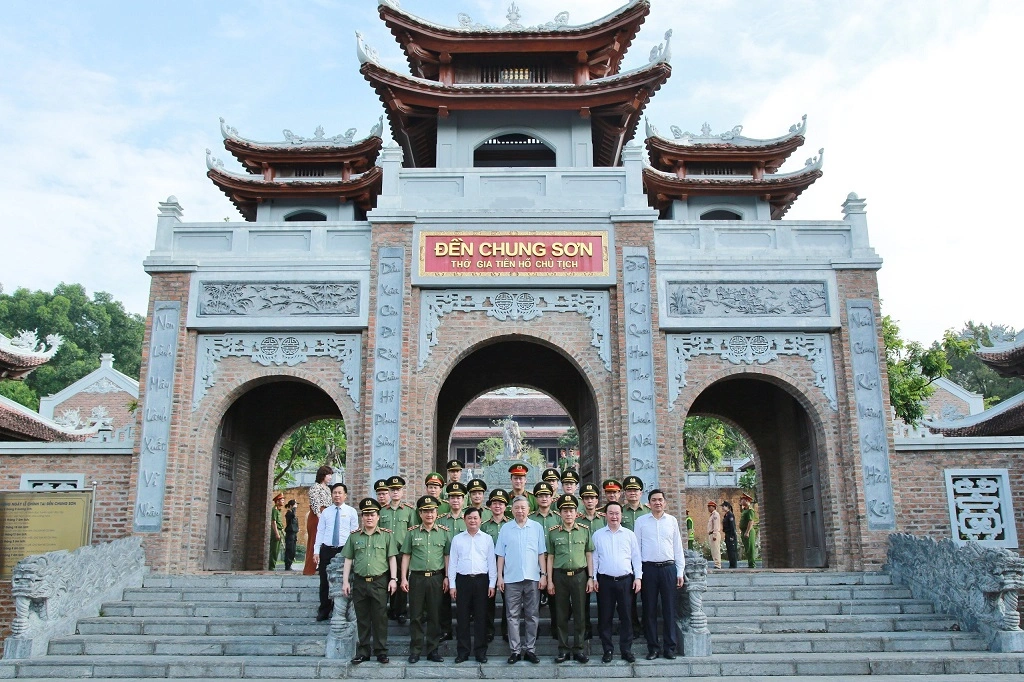 Các đại biểu chụp ảnh lưu niệm tại Đền Chung Sơn