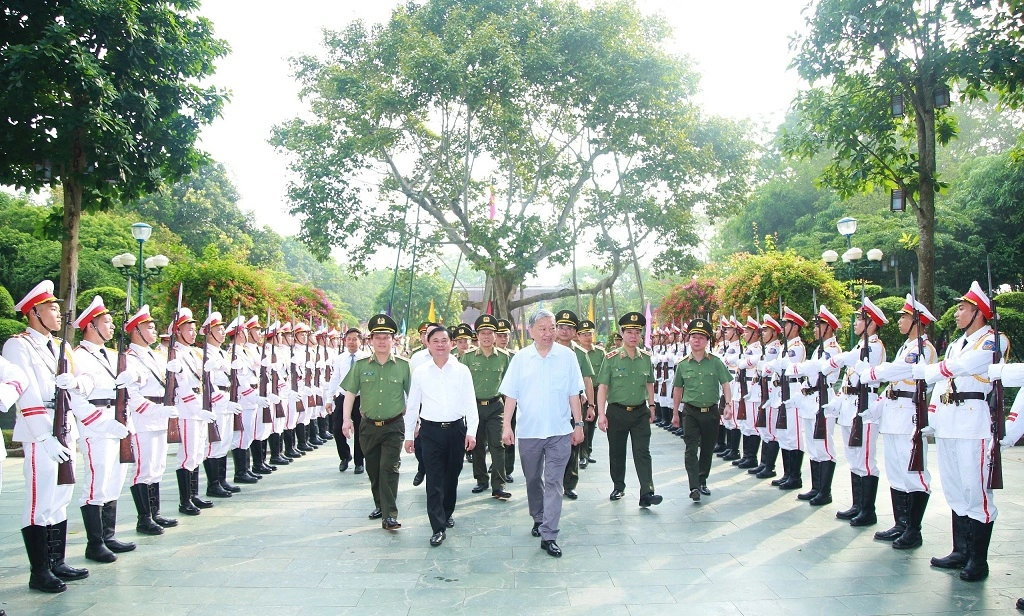 Các lực lượng chào đón Bộ trưởng Tô Lâm và đoàn đại biểu về dâng hoa, dâng hương tại Khu di tích lịch sử Quốc gia đặc biệt Kim Liên