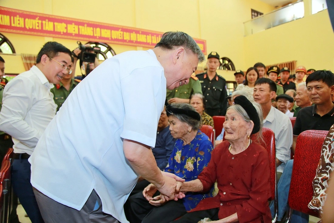 Đồng chí Đại tướng Tô Lâm, Ủy viên Bộ Chính trị, Bí thư Đảng ủy Công an Trung ương, Bộ trưởng Bộ Công an trao quà tặng 02 Bà mẹ Việt Nam Anh hùng Hồ Thị Tứ và Trần Thị Em