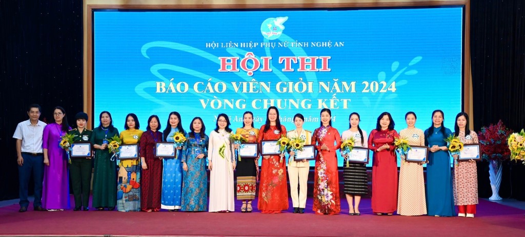 Các thí sinh chụp ảnh lưu niệm cùng đại biểu và Ban tổ chức hội thi