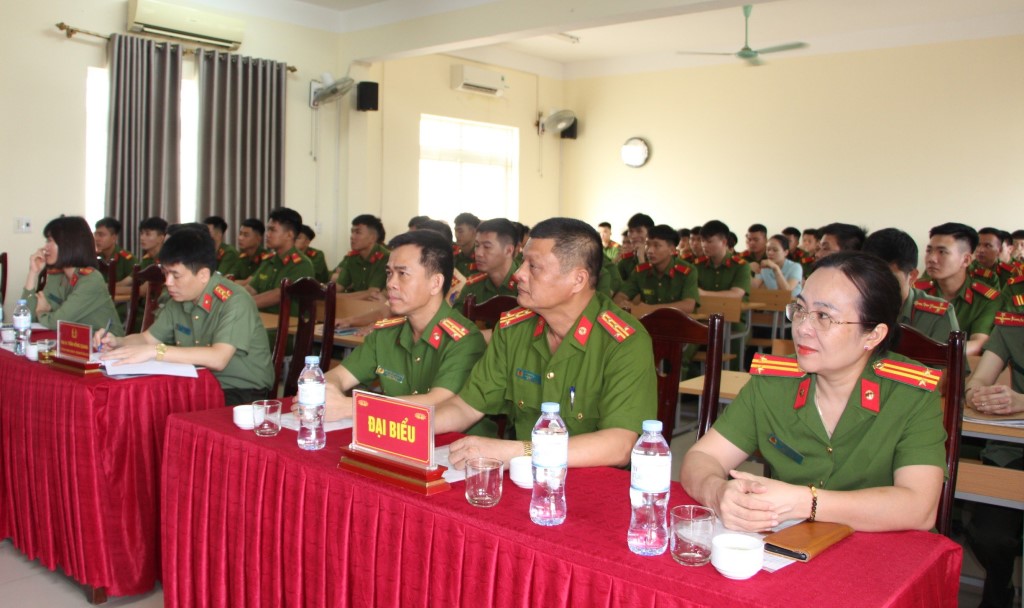 Các đại biểu dự lễ khai giảng