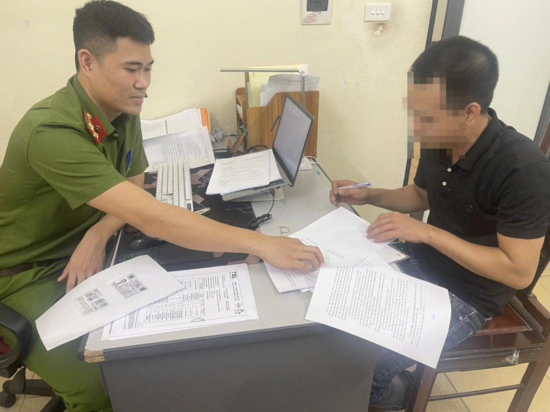 Cán bộ Công an TP Vinh làm việc với Đào Đức Th., chủ cơ sở sản xuất, chế biến đậu phụ tại số 55, đường Yên Dũng Thượng, phường Hưng Dũng, TP Vinh