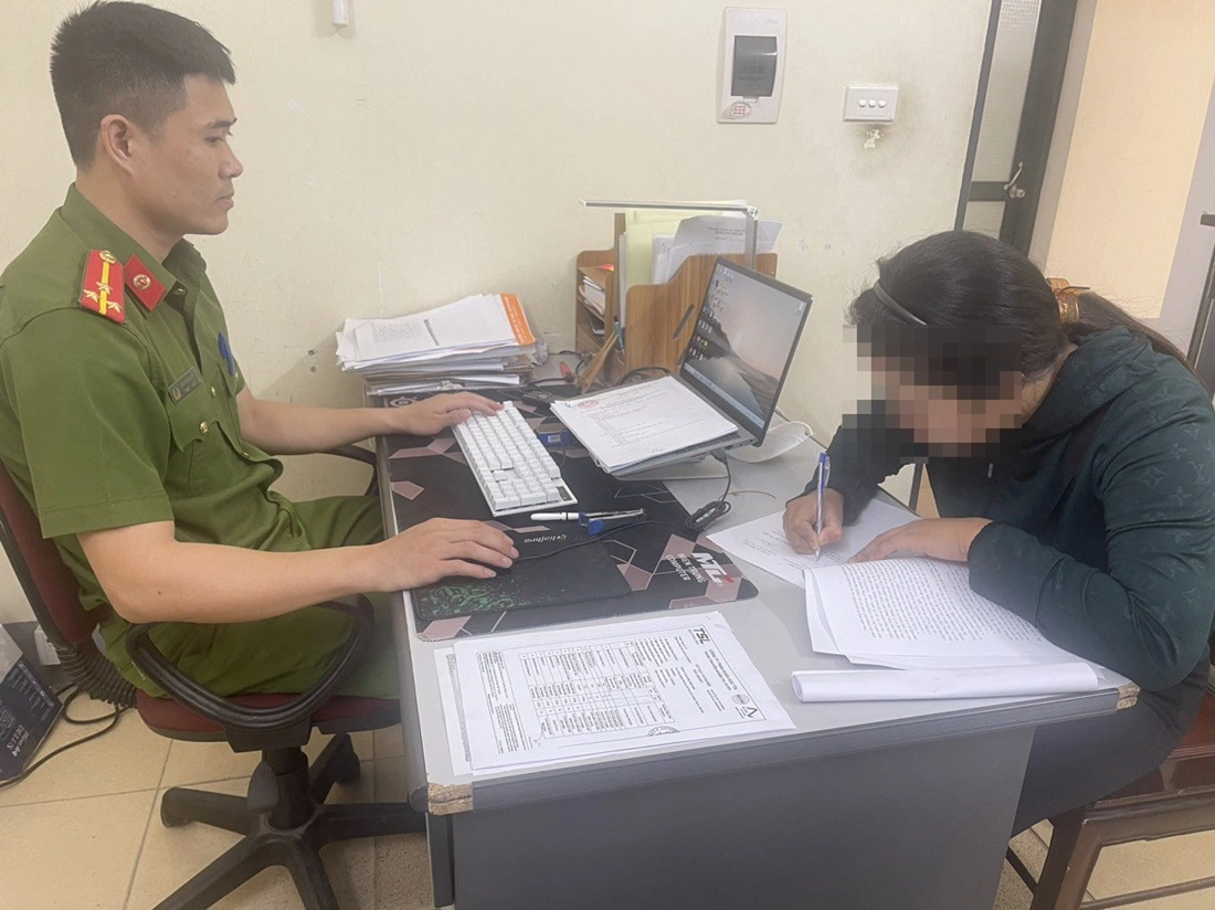 Cán bộ Công an thành phố Vinh làm việc với Nguyễn Thị H., chủ cơ sở sản xuất, chế biến đậu phụ tại số 31, đường Siêu Hải, phường Cửa Nam, thành phố Vinh