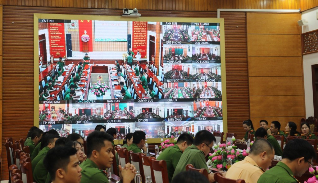 Hội nghị được tổ chức bằng hình thức trực tuyến từ hội trường Công an tỉnh đến điểm cầu Công an các huyện, thành, thị