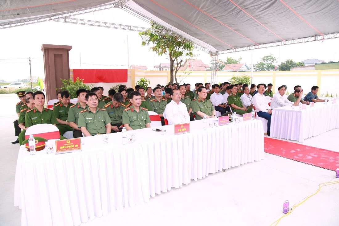 Các đại biểu tham dự buổi lễ