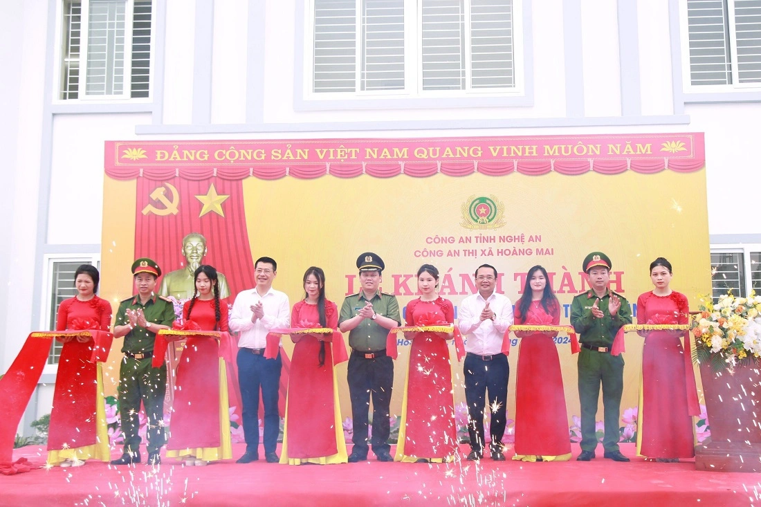 Các đại biểu cắt băng khánh thành trụ sở Công an xã Quỳnh Liên