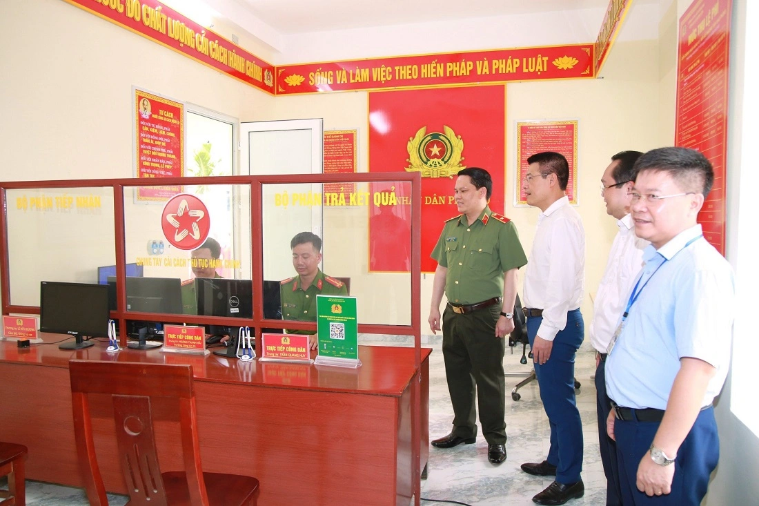Các đại biểu tham quan trụ sở