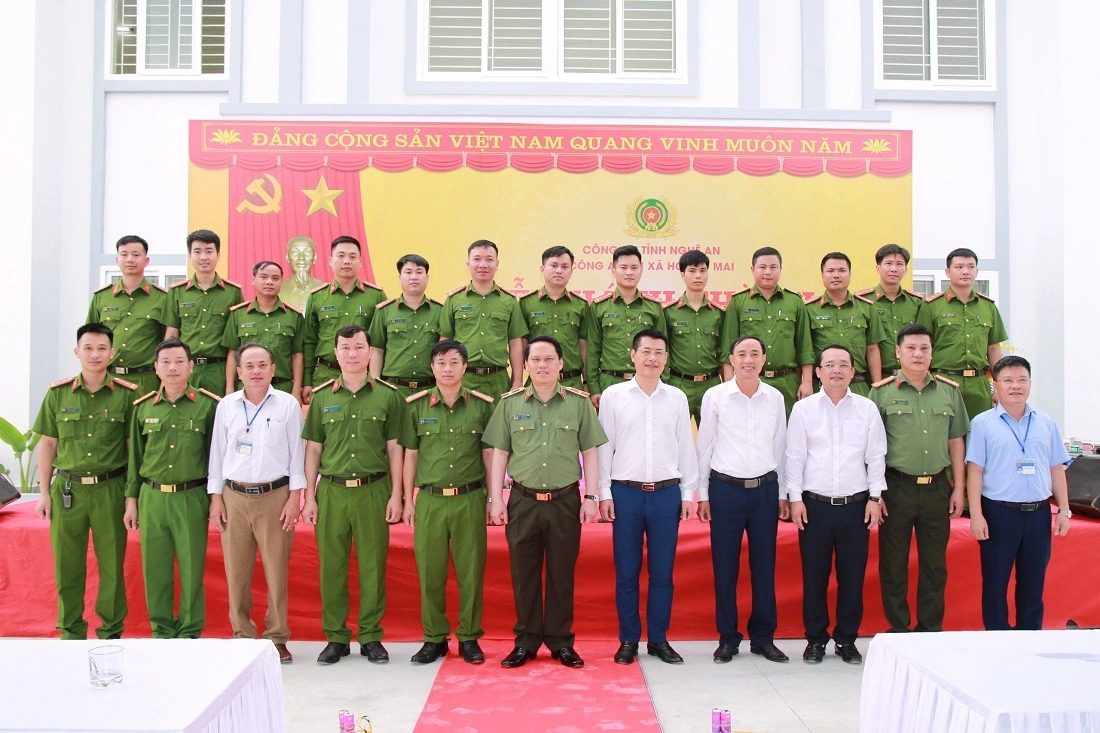 Các đại biểu tham dự chụp ảnh lưu niệm