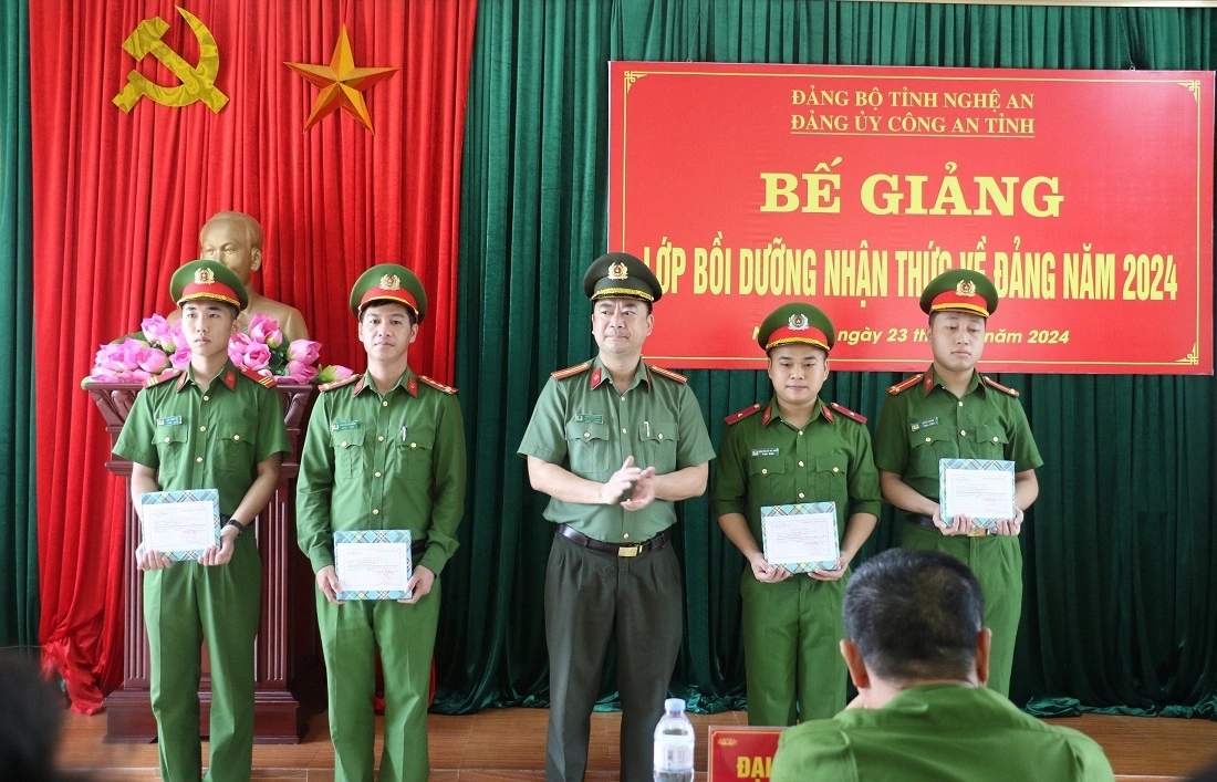 04 học viên được khen thưởng vì có thành tích xuất sắc trong quá trình học tập và xây dựng lớp