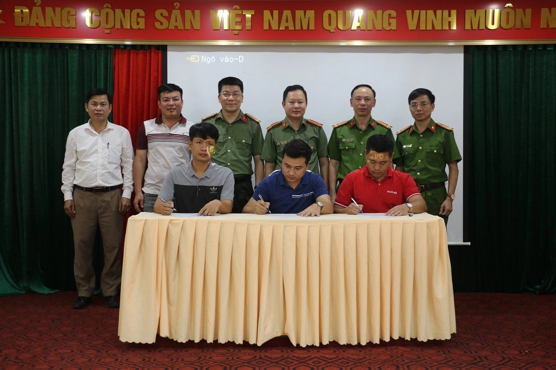Đại diện các doanh nghiệp ký cam kết thực hiện mô hình